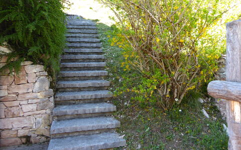 Baita Costa Di Gial: Escalera, Verde, Klippe, Cobertura Del Suelo, Pared De Piedra, Jardín, Losa, Paisajismo, Pasarela, Guijarro