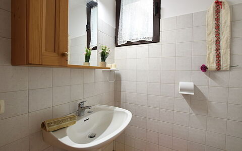 Baita Costa Di Gial: Baño, Lavabo Del Baño, Arreglo De Tubería, Lavabo, Pared, Piso, Diseño De Interiores, Suelo, Grifo, Baño