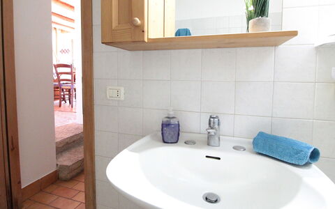 Baita Costa Di Gial: Lavabo Del Baño, Arreglo De Tubería, Lavabo, Baño, Piso, Diseño De Interiores, Suelo, Grifo, Plomería, Espejo