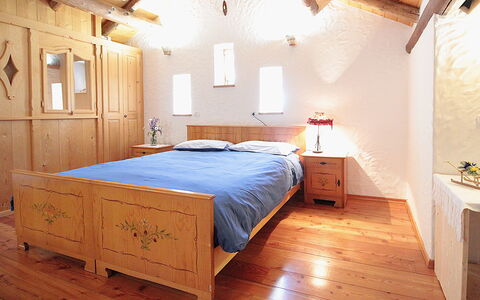 Baita Costa Di Gial: Mueble, Cama, Habitación, Diseño De Interiores, Pared, Lecho, Sábana, Madera, Suelo, Piso