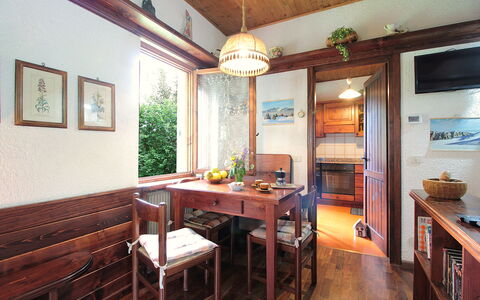 Chalet Giove: Mueble, Diseño De Interiores, Madera, Piso, Suelo, Techo, Mesa, Silla, Encendiendo, Comedor