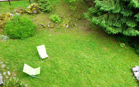 Chalet Giove: Hierba, Arbusto, Jardín, Césped, Cobertura Del Suelo, Patio Interior, Yarda, Paisajismo, Hojas Perennes