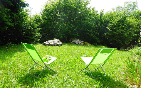 Chalet Giove: Verde, Mueble, Hierba, Mueble Para Exteriores, Silla Plegable, Silla, Cobertura Del Suelo, Jardín, Césped