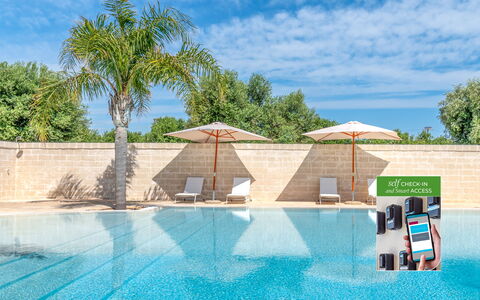 Masseria Lamagrotte: Piscina, Material Compuesto, Recurso, Ocio, Mueble Para Exteriores, Sombra, Centro De Ocio, Paraguas, Eco Hotel, Hotel