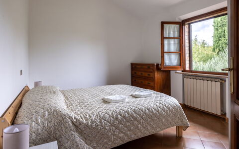 Oliveto Del Cantarello: Cama, Habitación, Lecho, Sábana, Diseño De Interiores, Pared, Madera, Mueble, Linos, Habitación