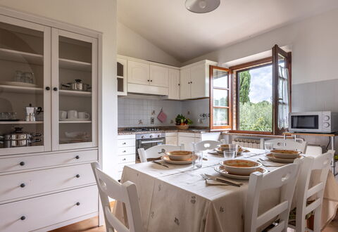 Oliveto Del Cantarello: Mueble, Diseño De Interiores, Piso, Madera, Gabinetes, Cocina, Techo, Mesa, Aparato De Cocina, Silla