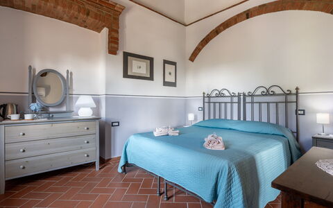 Maria Gabriella Home & Cottage: Mueble, Diseño De Interiores, Techo, Habitación, Habitación, Cama, Linos, Marco De La Cama, Lecho, Silla