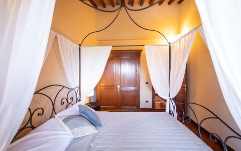 The Tuscan Retreat Spa: Mueble, Diseño De Interiores, Techo, Suelo, Cama, Piso, Encendiendo, Habitación, Habitación, Marco De La Cama