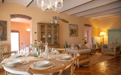 The Tuscan Retreat Spa: Mueble, Diseño De Interiores, Silla, Mesa, Piso, Madera, Suelo, Habitación, Comedor, Cocina Y Comedor Mesa