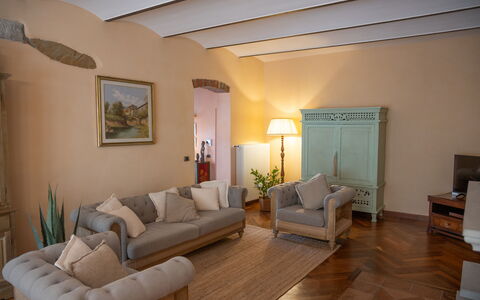 The Tuscan Retreat Spa: Mueble, Diseño De Interiores, Piso, Sofá, Madera, Suelo, Habitación, Textil, Sala, Encendiendo