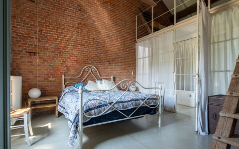 Villa Poggio Zucchino, Pool, Wellness, Piacenza: Mueble, Habitación, Diseño De Interiores, Cama, Marco De La Cama, Suelo, Encendiendo, Piso, Lecho, Sábana