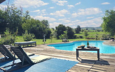 Villa Poggio Zucchino, Pool, Wellness, Piacenza: Piscina, Mueble, Mueble Para Exteriores, Silla, Recurso, Sunlounger, Sombra, Ocio, Mesa Al Aire Libre, Patio Interior