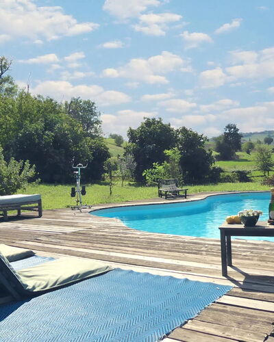 Villa Poggio Zucchino, Pool, Wellness, Piacenza: Piscina, Mueble, Mueble Para Exteriores, Silla, Recurso, Sunlounger, Sombra, Ocio, Mesa Al Aire Libre, Patio Interior