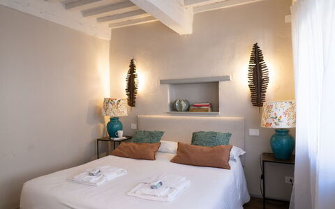 Guelfa 60: Mueble, Cama, Habitación, Diseño De Interiores, Pared, Lecho, Sábana, Amortiguar, Arrojar La Almohada, Linos