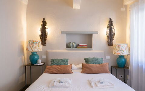 Guelfa 60: Mueble, Cama, Diseño De Interiores, Habitación, Lecho, Pared, Sábana, Amortiguar, Habitación, Arrojar La Almohada
