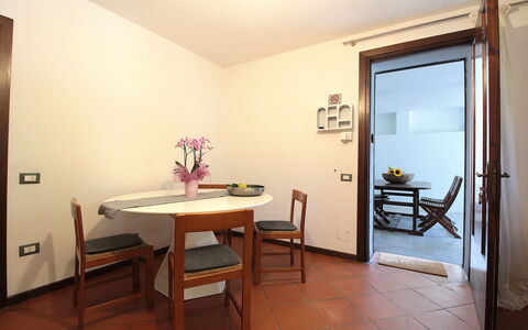 Villa Rosa Apartment: Diseño De Interiores, Piso, Mueble, Madera, Suelo, Techo, Cocina Y Comedor Mesa, Mesa, Comedor, Encendiendo