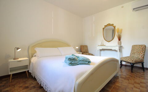 Villa Rosa Apartment: Cama, Mueble, Diseño De Interiores, Habitación, Lecho, Sábana, Pared, Suelo, Madera, Piso