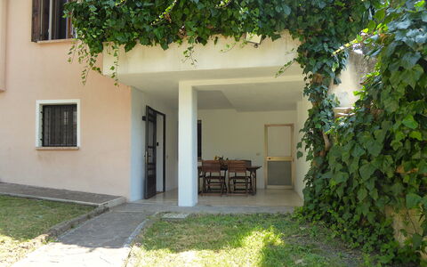 Villa Rosa Apartment: Sombra, Patio Interior, Yarda, Mueble Para Exteriores, Patio, Hacienda, Balcón