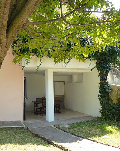Villa Rosa Apartment: Jardín, Sombra, Patio Interior, Césped, Yarda, Paisajismo, Patio, La Luz Del Día, Hacienda