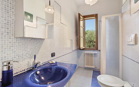 Villa Costa al Bagno: Piso, Arreglo De Tubería, Diseño De Interiores, Suelo, Grifo, Lavabo Del Baño, Lavabo, Plomería, Baño, Casa