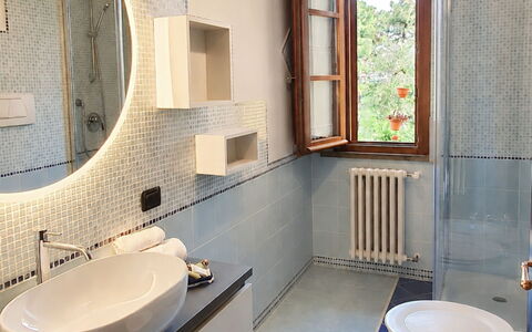 Villa Costa al Bagno: Piso, Pared, Arreglo De Tubería, Diseño De Interiores, Suelo, Lavabo Del Baño, Baño, Lavabo, Grifo, Plomería