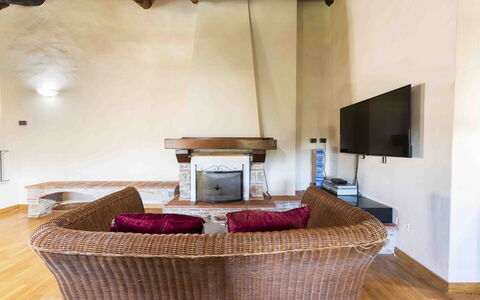 Villa Tambellini De Fondra: Mueble, Madera, Piso, Diseño De Interiores, Suelo, Habitación, Techo, Sala, Sofá