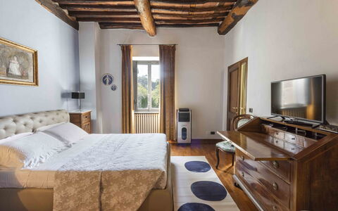 Villa Tambellini De Fondra: Habitación, Diseño De Interiores, Cama, Mueble, Madera, Sábana, Lecho, Piso, Habitación, Suelo
