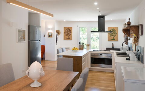 Casaita: Mueble, Diseño De Interiores, Mostrador, Piso, Gabinetes, Madera, Suelo, Cocina, Techo, Lámpara