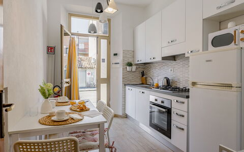 Casa La Conchiglia: Aparato De Cocina, Mueble, Cocina, Diseño De Interiores, Electrodoméstico, Mostrador, Piso, Madera, Electrodoméstico, Gabinetes