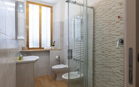 Casa La Conchiglia: Baño, Piso, Arreglo De Tubería, Suelo, Pared, Diseño De Interiores, Lavabo Del Baño, Lavabo, Grifo, Plomería
