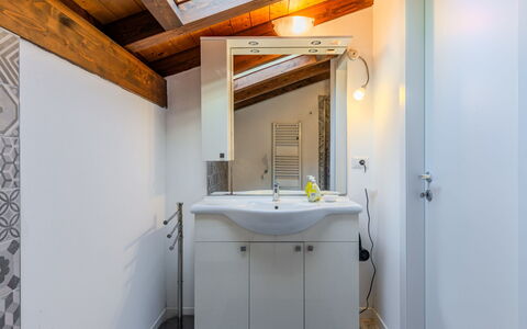 Bellavista: Piso, Arreglo De Tubería, Diseño De Interiores, Suelo, Madera, Techo, Baño, Grifo, Plomería, Lavabo