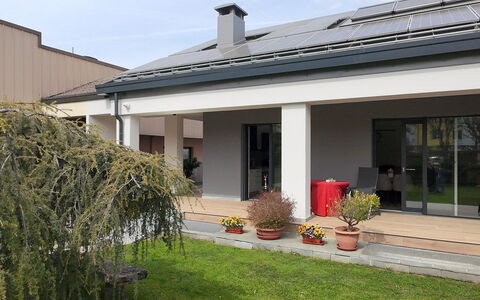 House Martina: Casa, Barrio Residencial, Casa, Techo, Puerta, Sombra, Yarda, Jardín, Hormigón, Inmuebles