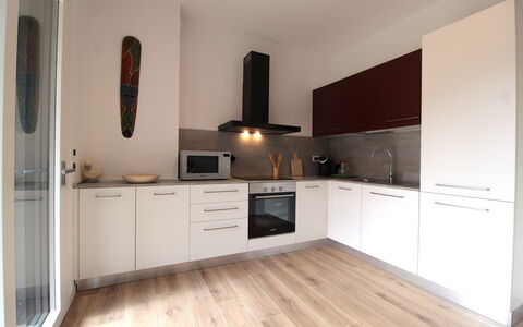 House Martina: Piso, Cocina, Diseño De Interiores, Aparato De Cocina, Mostrador, Suelo, Gabinetes, Madera, Mueble, Suelos De Madera