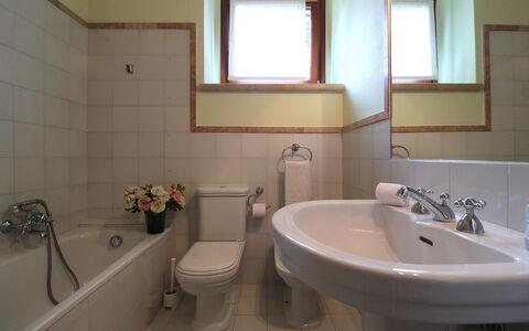 Calicantus, Verona, Pool, Wifi: Baño, Lavabo Del Baño, Arreglo De Tubería, Pared, Piso, Diseño De Interiores, Lavabo, Suelo, Grifo, Espejo