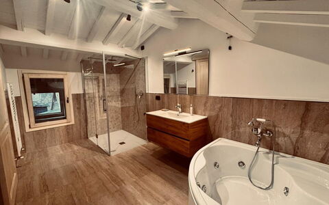 Casa Castelli: Piso, Suelo, Madera, Arreglo De Tubería, Diseño De Interiores, Techo, Bañera, Baño, Plomería, Encendiendo