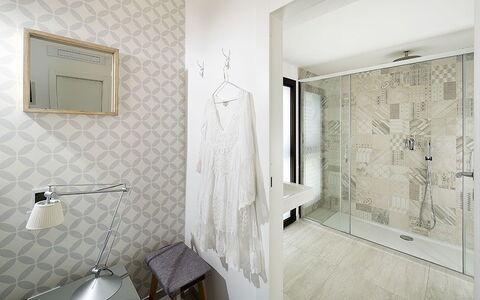 Timo: Piso, Pared, Diseño De Interiores, Suelo, Techo, Loseta, Habitación, Baño, Lámpara, Arreglo De Tubería