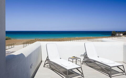 Timo: Azul, Mueble, Suelo, Mar, Oceano, Sombra, Costa, Silla, Playa, Mueble Para Exteriores
