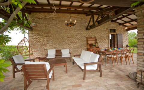 Villa Incanto: Mueble, Madera, Mueble Para Exteriores, Silla, Casa, Porche, Cabaña, Puerta, Sombra, Jardín