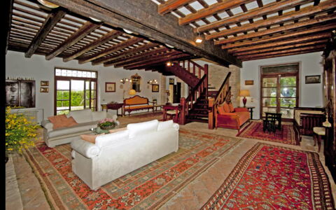 Villa Incanto: Diseño De Interiores, Techo, Habitación, Sala, Sofá, Silla, Madera Dura, Diseño, Inmuebles