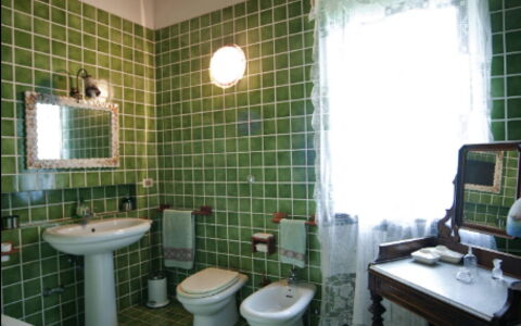 Villa Incanto: Piso, Arreglo De Tubería, Loseta, Lámpara, Diseño, Grifo, Planta De Casa, Baño, Lavabo, Plomería