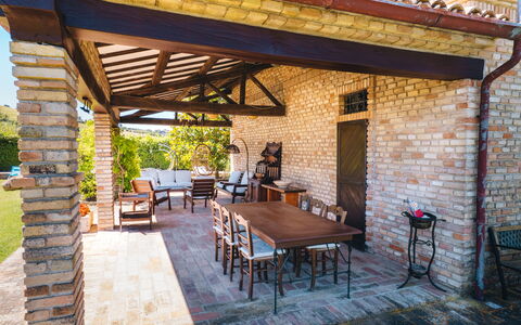 Villa Incanto: Mueble, Mesa Al Aire Libre, Silla, Mueble Para Exteriores, Sombra, Estructura Al Aire Libre, Porche, Ladrillo, Patio, Columna