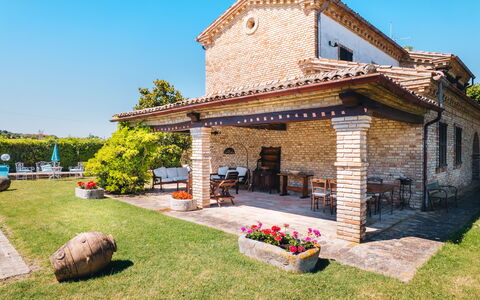 Villa Incanto: Mueble Para Exteriores, Sombra, Mesa Al Aire Libre, Casa De Campo, Inmuebles, Hacienda, Jardín, Yarda, Patio Interior, Paisajismo