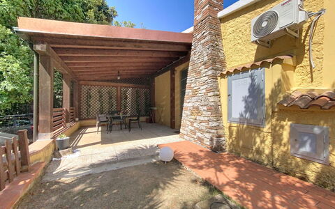 Your Tuscan Retreat: Madera, Suelo, Sombra, Manchas De Madera, Porche, Estructura Al Aire Libre, Columna, Patio Interior, Hacienda, Diseño