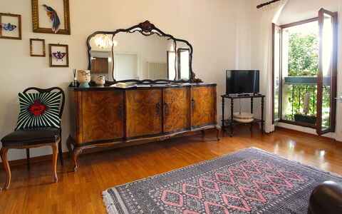 Casa Ines, Feltre: Mueble, Diseño De Interiores, Piso, Madera, Suelo, Encendiendo, Habitación, Marco, Casa, Sala