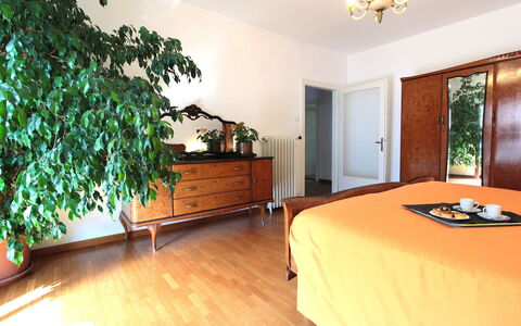 Casa Ines, Feltre: Mueble, Diseño De Interiores, Madera, Piso, Habitación, Suelo, Encendiendo, Habitación, Cama, Techo