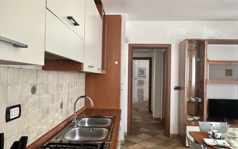 Casa Paola-connessione Starlink: Mostrador, Cocina, Piso, Electrodoméstico, Madera, Aparato De Cocina, Diseño De Interiores, Suelo, Gabinetes, Fregadero