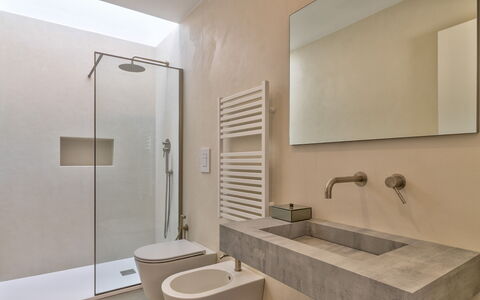 Casa Vita Bella: Baño, Piso, Suelo, Arreglo De Tubería, Pared, Diseño De Interiores, Lavabo, Baño, Lavabo Del Baño, Grifo