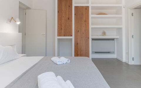 Casa Vita Bella: Madera, Piso, Suelo, Diseño De Interiores, Techo, Habitación, Departamento, Habitación, Cama, Manchas De Madera
