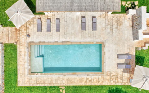 Trulli di Luccio: Piscina, Material Compuesto, Losa, Mueble Para Exteriores, Recurso, Fuente De Agua, Jardín, Sombra, Paisajismo, Inmuebles