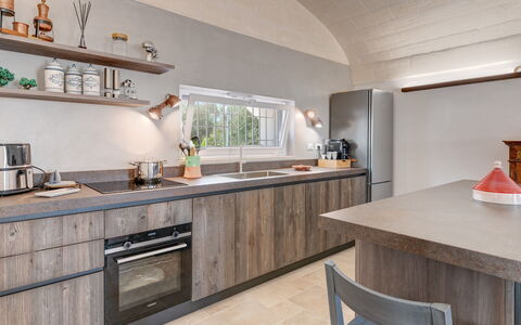 Trulli di Luccio: Cocina, Mostrador, Madera, Aparato De Cocina, Diseño De Interiores, Electrodoméstico, Electrodoméstico, Piso, Techo, Gabinetes